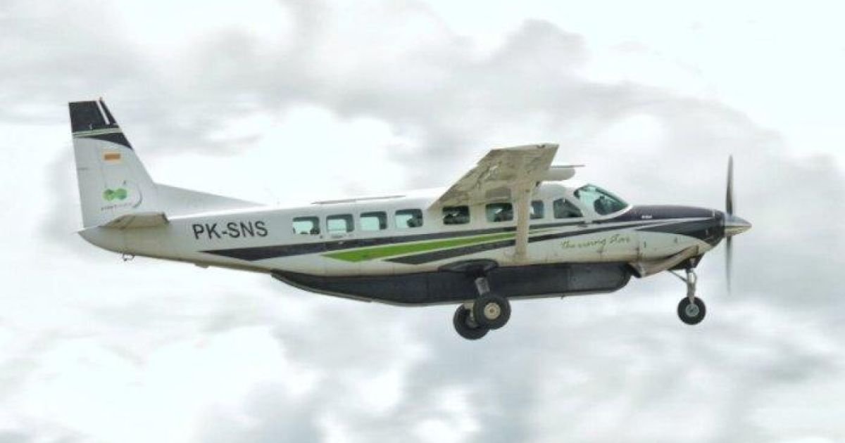 Pesawat Smart Air Mendarat Darurat di Ujung Landasan Bandara Nabire, 13 Orang Selamat