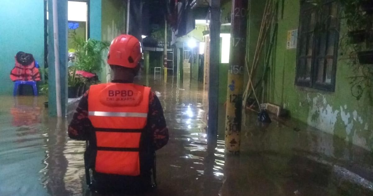 Belasan Ratus Warga Jakarta Mengungsi Akibat Banjir