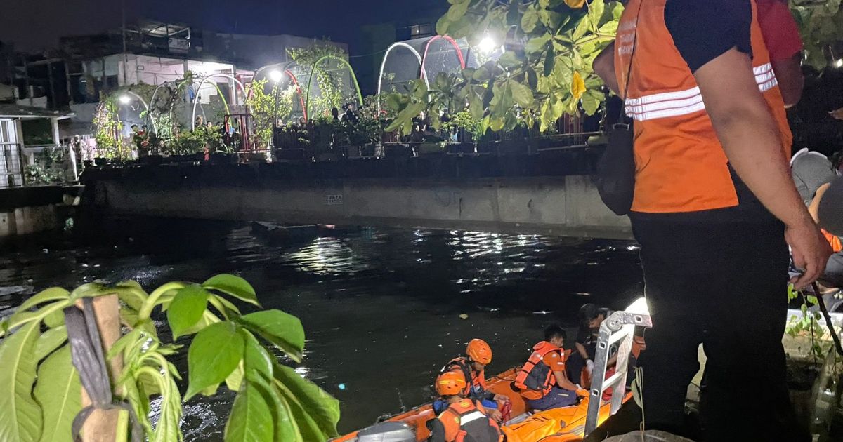 Tim SAR Jakarta Evakuasi Jasad Pria Terapung di Kali Sunter