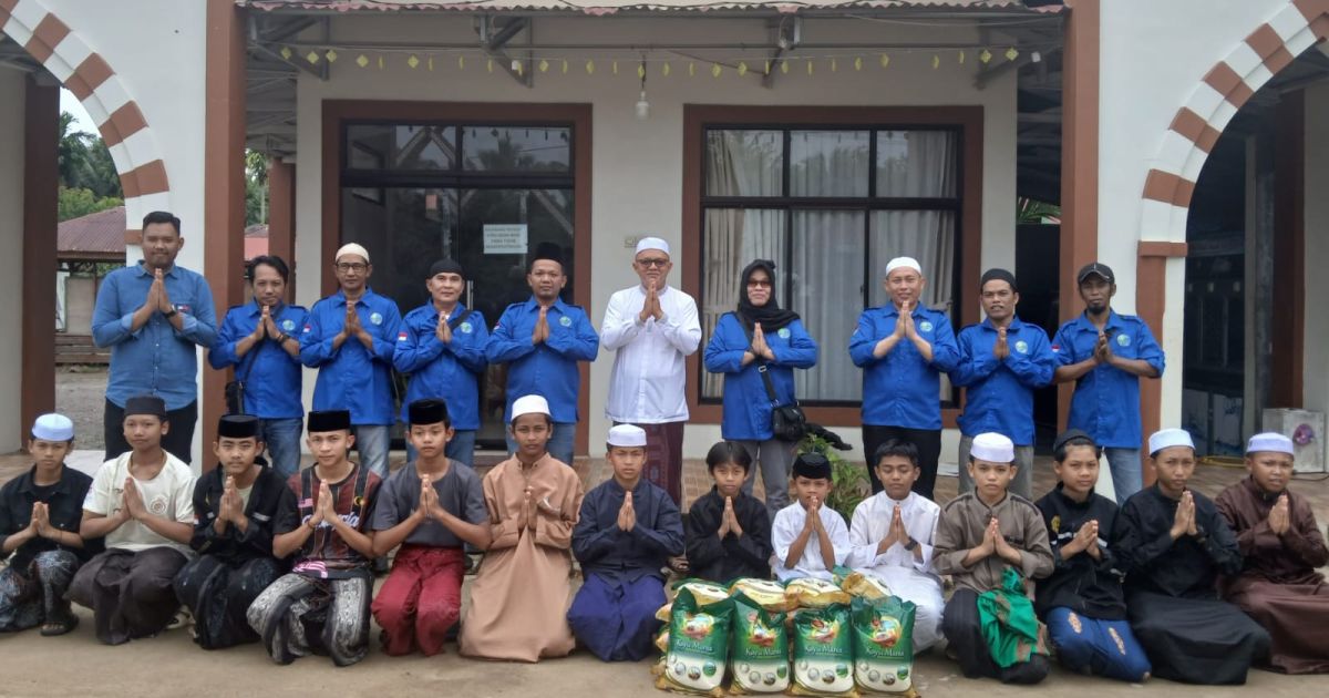 PD IWO Tanjab Barat, Jambi menggelar aksi sosial berbagi takjil dan memberi sumbangan untuk Ponpes Al Qur'an As Syaatibi di Kaula Tungkal pada Jumat, 6 Maret 2026