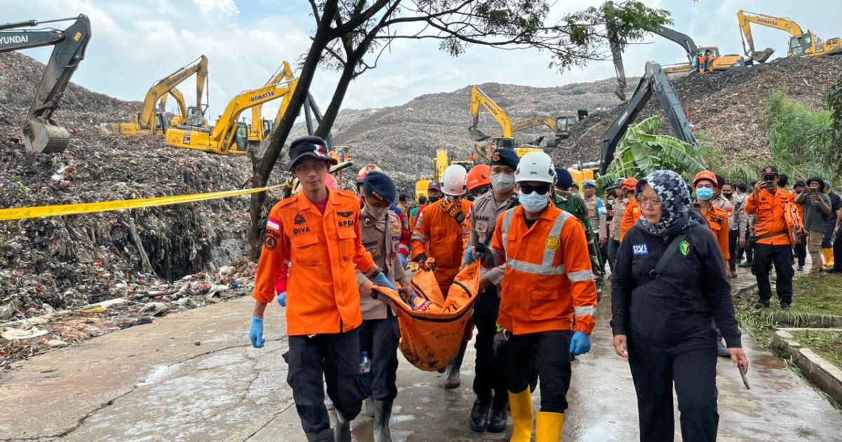 Tim SAR mengevakuasi salah satu korban meninggal dunia longsor gunungan sampah di TPA Bantargebang pada Senin, 9 Maret 2026 (Foto/Kantor SAR Jakarta)
