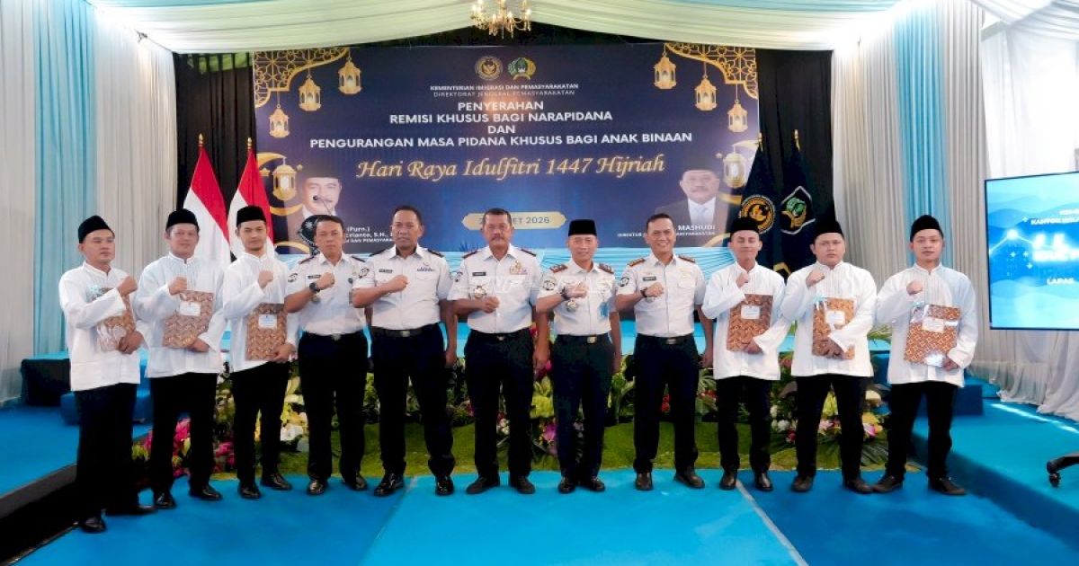 Dirjenpas Mashudi (tengah) usai secara símbolis memberikan remisi kepada warga binaan muslim di Lapas Narkotika Kelas IIA Gunung SIndur, Bogor pada Sabtu, 21 Maret 2026 (Foto/Ditjenpas)