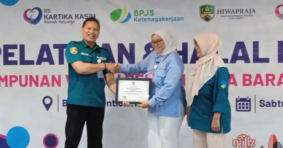 Penyerahan sertifikat pada kegiatan pelatihan agen Perisai Hiwapraja pada Sabtu, 4 April 2026 di Kota Sukabumi (Foto/liputan62.com)