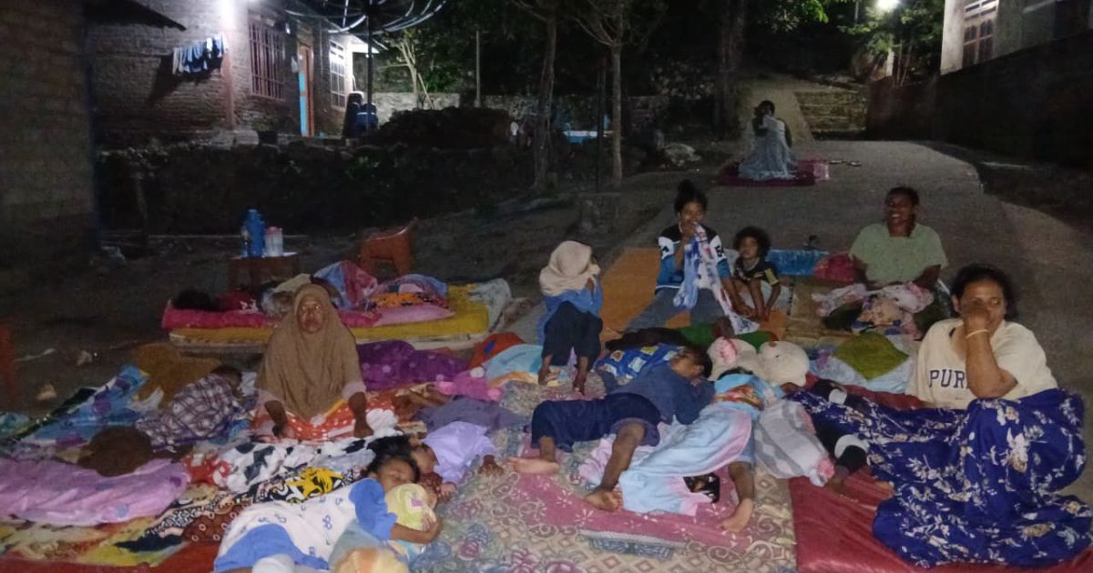 Warga korban gempa bermagnitudo 4,5 di Flores Timur tidur di luar rumah saat malam, akibat masih terus terjadi gempa susulan (Foto/BPBD Flores Timur)