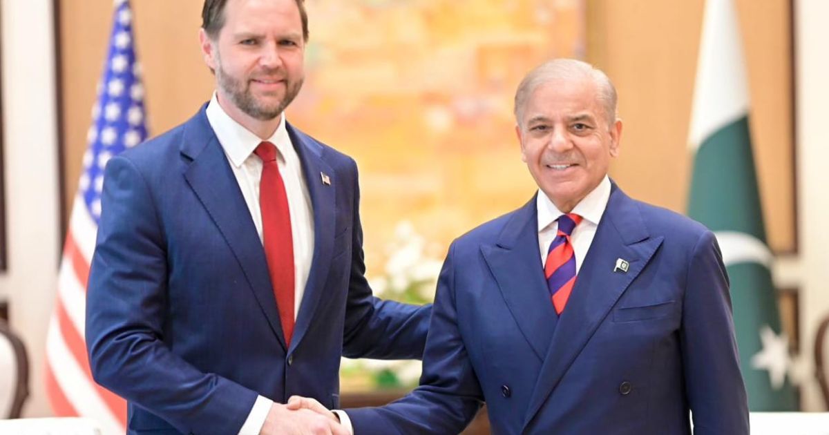 Perdana Menteri Pakistan Muhammad Shehbaz Sharif  (kanan) saat menerima Wapres AS J.D. Vance di Islamabad pada Sabtu, 11 April 2026 (Foto/Kantor PM Pakistan)