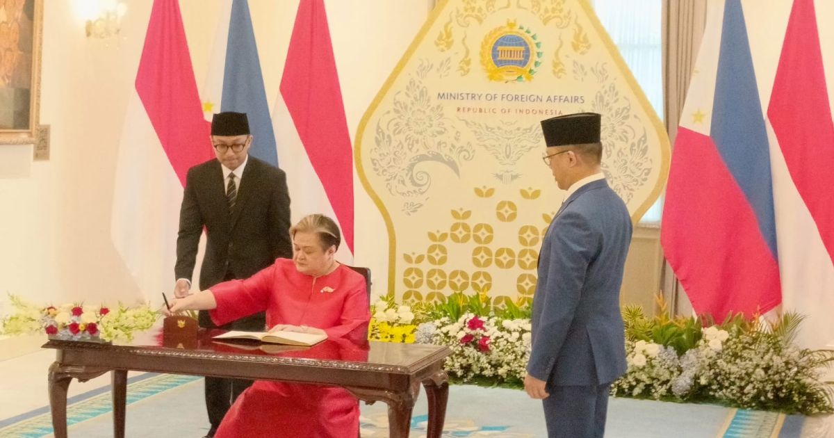 Menteri Luar Negeri Filipina Theresa P. Lazaro saat tiba di Kementerian Luar Negeri Indonesia di Jakarta menandatangani buku tamu disaksikan Menteri Luar Negeri Indonesia Sugiono (Foto/liputan62/Lia)
