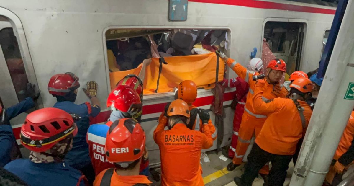 Tim SAR sedang mengupayalan penyelamatan korban dari gerbong kereta yang mengalami kecelakaan di Stasiun Bekasi Timur pada Senin, 27 April 2026 malam (Foto/KanSAR Jakarta)