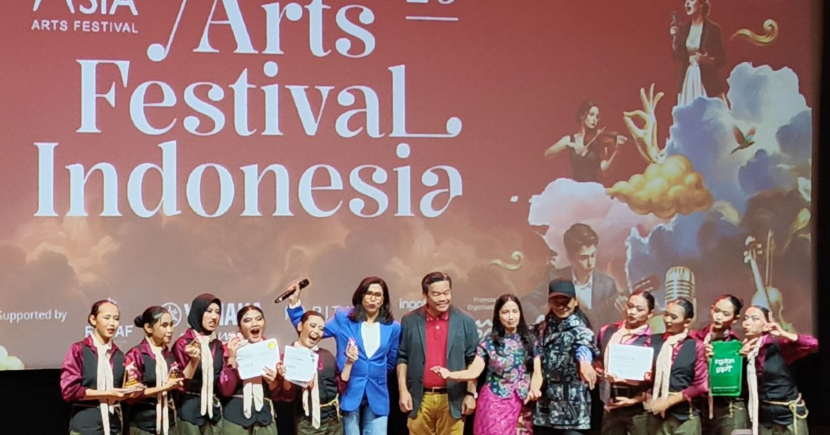 Group tari Creviad Dynasty (B) sebagai pemenang pertama kategori tari di AFF Indonesia 2026 bersama Perwakilan AFF Indonesia Nadia, Pendiri AFF Francis Liew, para juri Rosmala Sari Dewi dan Riyanto di penutupan AFF Indonesia 2026 di Jakarta pada Sabtu, 25 April 2026 (Foto/liputan62.com/Lia)