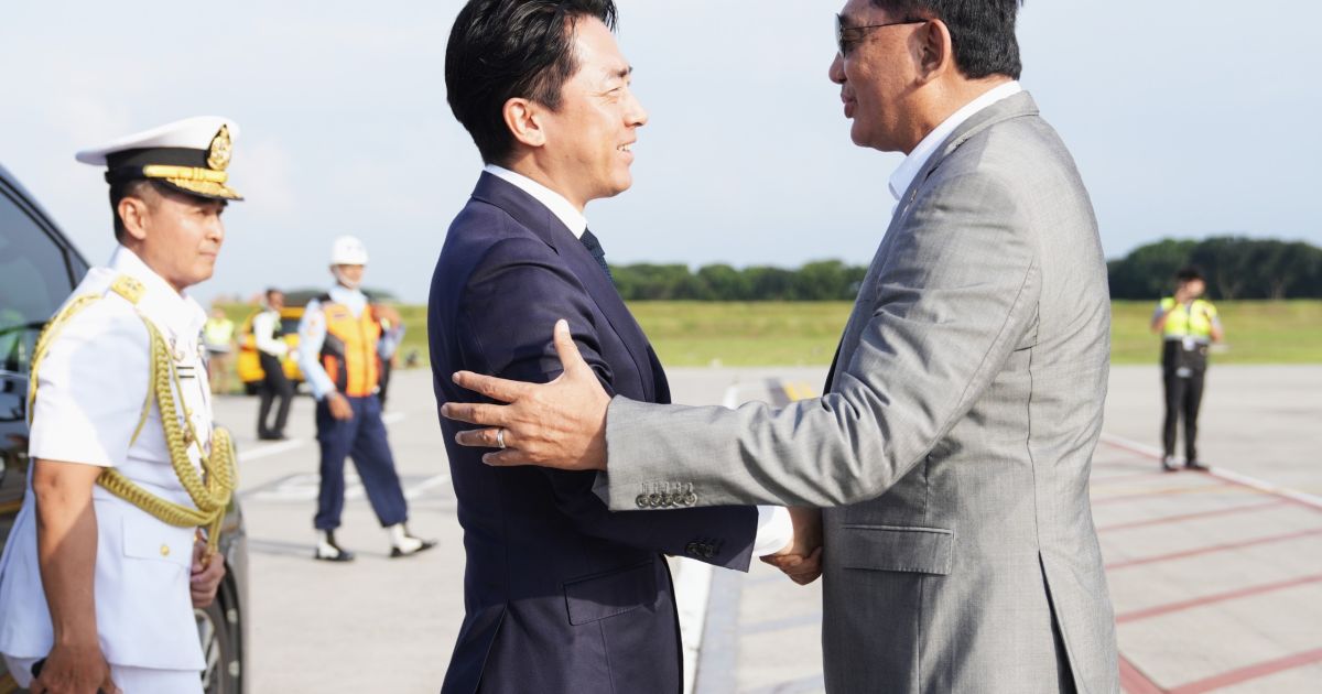 Menhan Indonesia Sjafrie Sjamsoeddin (kanan) menyambut mitranya Menhan Jepang Shinjiro Koizumu di Bandara Internasional Soekarno-Hatta pada Minggu, 3 Mei 2026 (Foto/Puspen Kemhan)