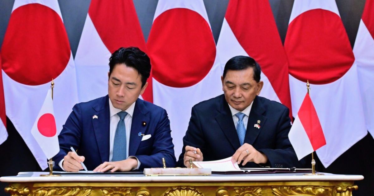 Menhan Jepang Shijiro Koizumi (kiri) dan Menhan Indonesia Sjafrie Sjamsoeddin menandatangani Indonesia-Japan Defense Cooperation Arrangement di Kementerian Pertahanan di Jakarta pada Senin, 4 Mei 2026 (Foto/Kemhan Jepang)
