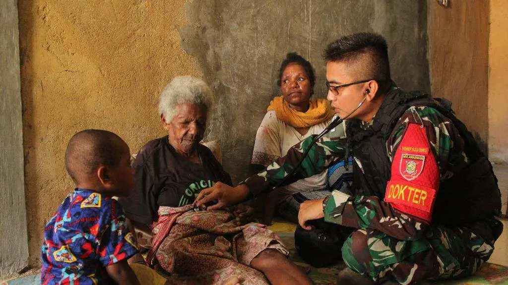 TNI Satgas Yonif 623 Berikan Layanan Pengobatan Gratis dengan Datangi Warga Lansia