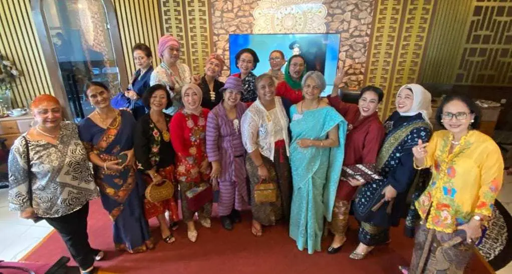Peringati Hari Kartini, Komunitas Perempuan Berkebaya Promosi Budaya Kepada WNA